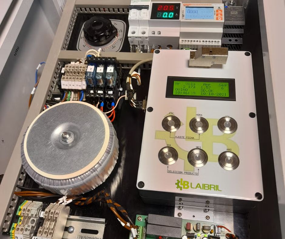 Panel de control del aturdidor eléctrico para cerdos de Laibril: la pantalla registra voltaje, intensidad y duración de cada aturdimiento en tiempo real, cumpliendo con los requisitos de documentación del CE 1099/2009